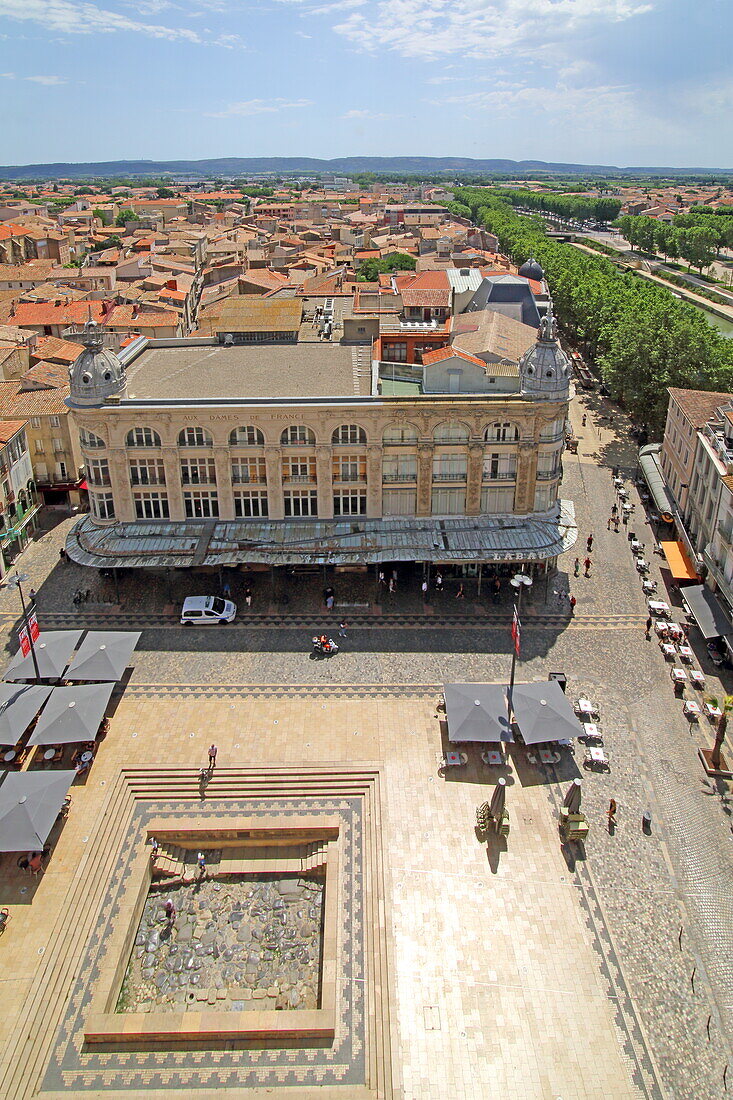 Blick vom Rathaus auf römische Ausgrabungen 'Via Domitia' und zum ehemaligen Kaufhaus 'Aux Dames de France', Narbonne, Département Aude, Okzitanien, Frankreich