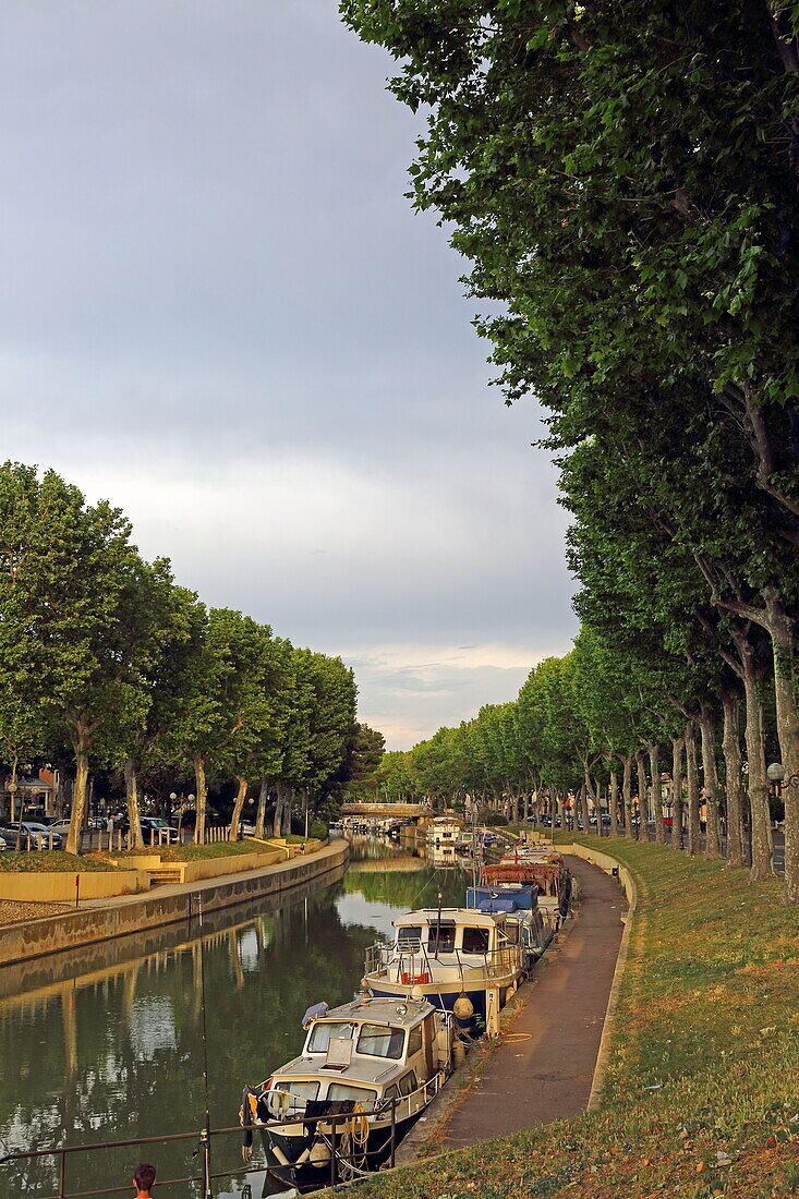 Boote auf dem Kanal, Canal de la Robine, Narbonne, Département Aude, Okzitanien, Frankreich