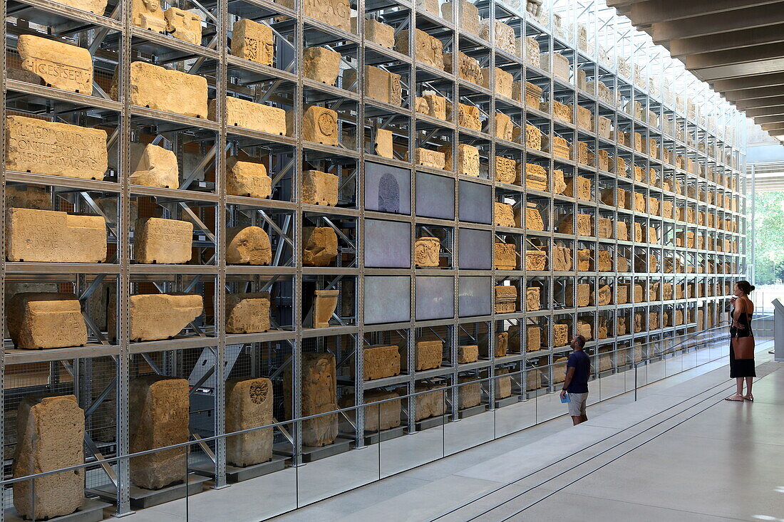 Lagerregal für Steinfunde im römischen Narbo Via Museum, Narbonne, Département Aude, Okzitanien, Frankreich