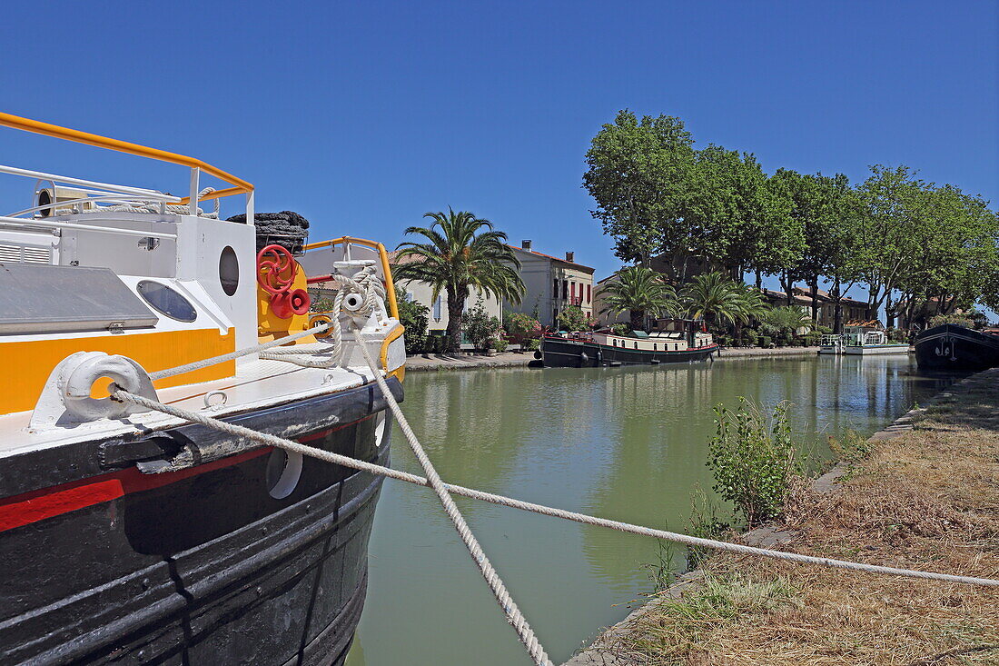 Hausboote auf dem Canal de Jonction in Sallèles-d'Aude, bei Narbonne, Département Aude, Okzitanien, Frankreich