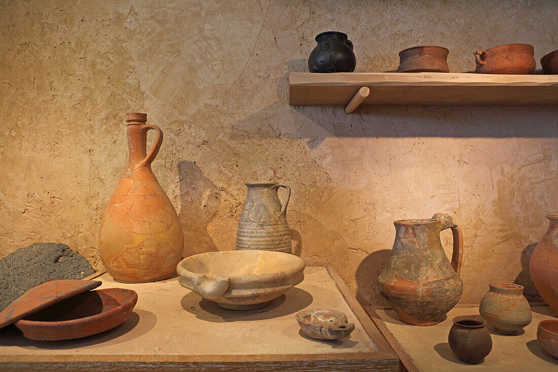 Tonwaren im Gallorömischen Töpfermuseum Amphoralis in Sallèles-d'Aude,  bei Narbonne, Département Aude, Okzitanien, Frankreich