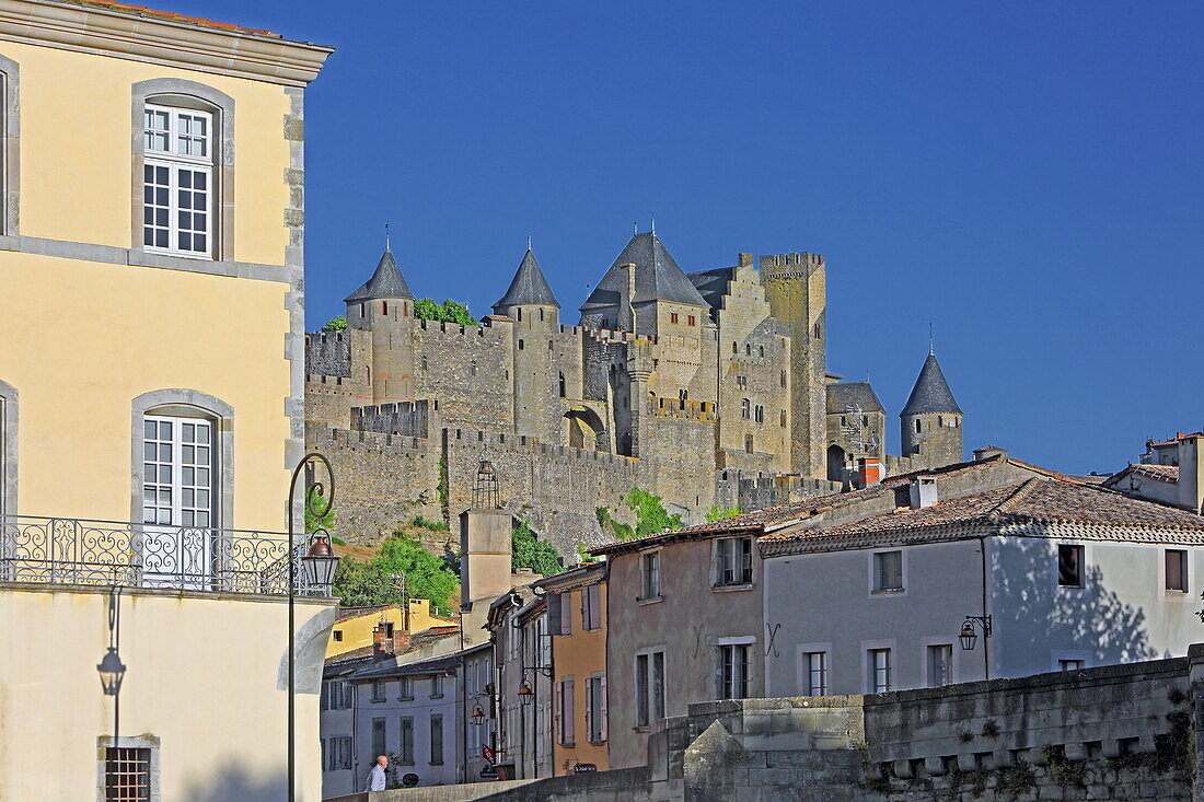 Häuser entlang der Straße Rue Trivalle, im Hintergrund die Festung Cité de Carcassonne, Departement Aude, Okzitanien, Frankreich