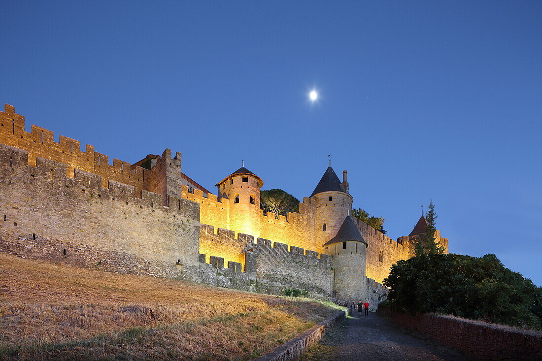  Evening atmosphere at the Porte de l&#39;Aude, Cité de Carcassonne, Aude department, Occitanie, France 