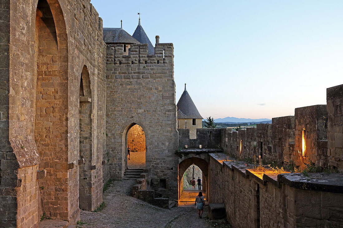 Abendstimmung am Eingangstor Porte de l'Aude, Festung Cité de Carcassonne, Departement Aude, Okzitanien, Frankreich