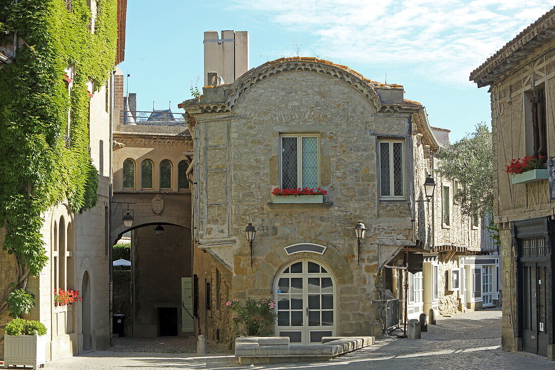 Historisches Haus an der Place Auguste Pierre Pont, Carcassonne, Departement Aude, Okzitanien, Frankreich