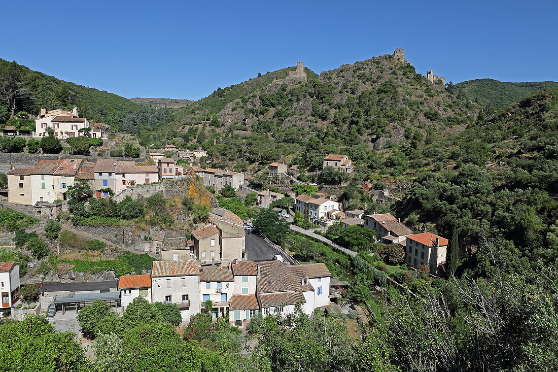 Blick auf den Ort am Fluß Orbiel und die Burgen Chateaux de Lastours, Lastours, Montagne Noire, Nähe Carcassonne, Département Aude, Okzitanien, Frankreich