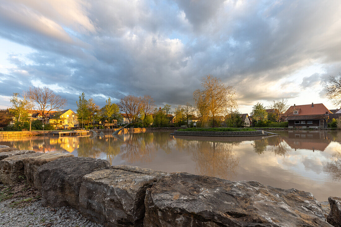 Abends am Stadtsee von Scheinfeld, Neustadt an der Aisch, Unterfranken, Franken, Bayern, Deutschland, Europa