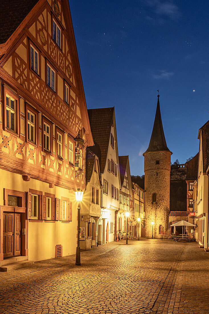 Blick in die Maingasse zur Blauen Stunde, Karlstadt, Unterfranken, Franken, Bayern, Deutschland, Europa