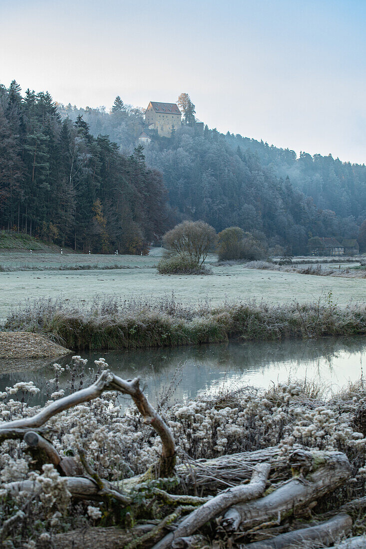  Frosty morning near Rabeneck Castle, Waischenfeld, Franconian Switzerland, Upper Franconia, Franconia, Bavaria, Germany, Europe 