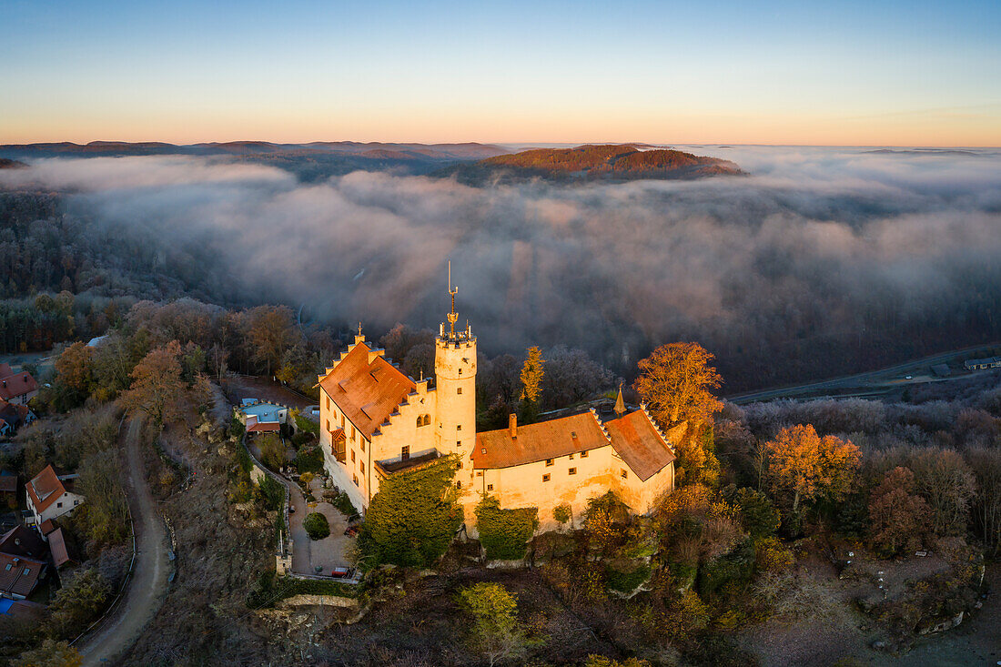Luftbild der Burg Gößweinstein am frühen Morgen, Forchheim, Oberfranken, Franken, Bayern, Deutschland, Europa