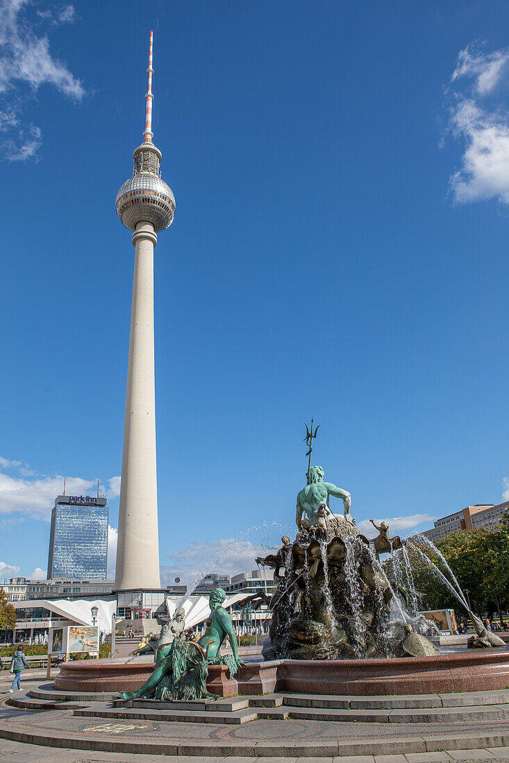 Fernsehturm und Neptunbrunnen am Alexanderplatz, Berlin, Deutschland