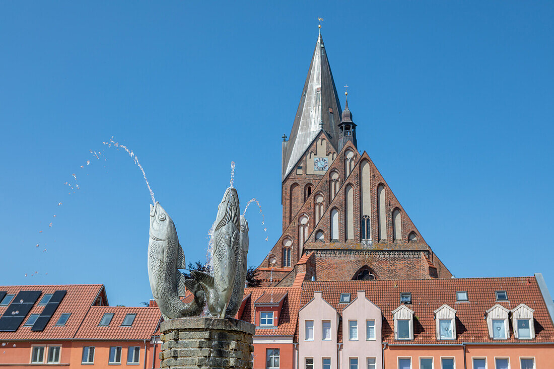 Historischer Springbrunnen am Marktplatz in Barth, Barth, Ostsee, Mecklenburg-Vorpommern, Deutschland