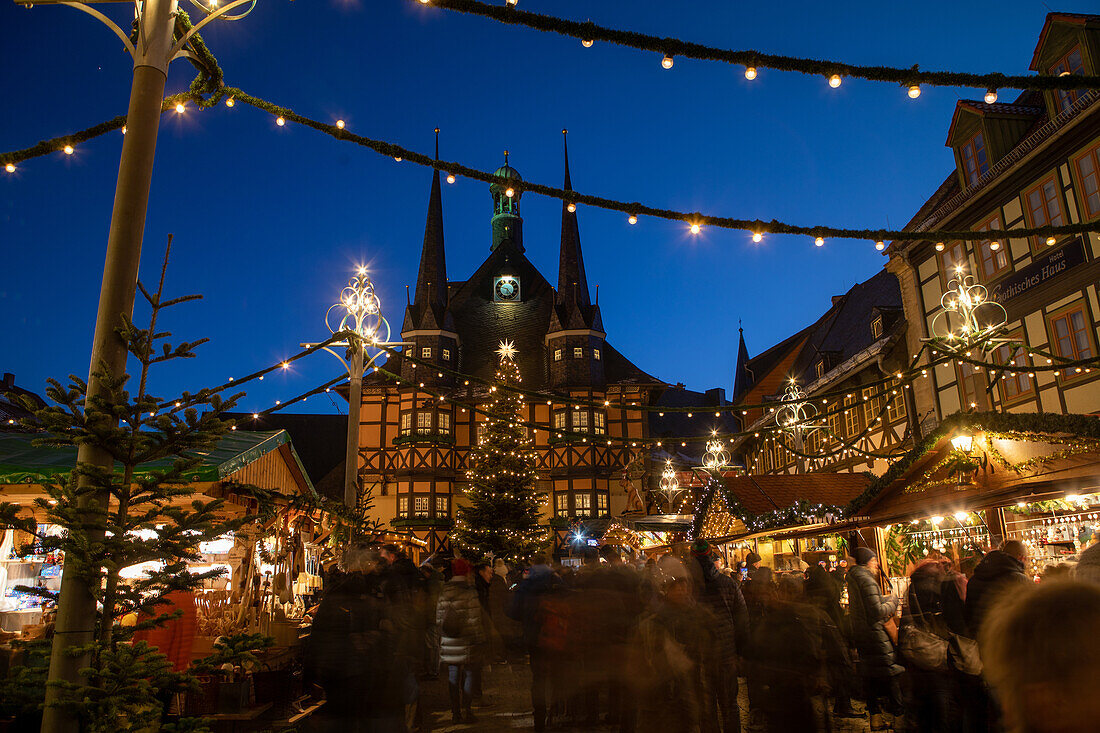 Weihnachtsmarkt vor dem Rathaus in Wernigerode bei Nacht, Wernigerode, Sachsen-Anhalt, Deutschland