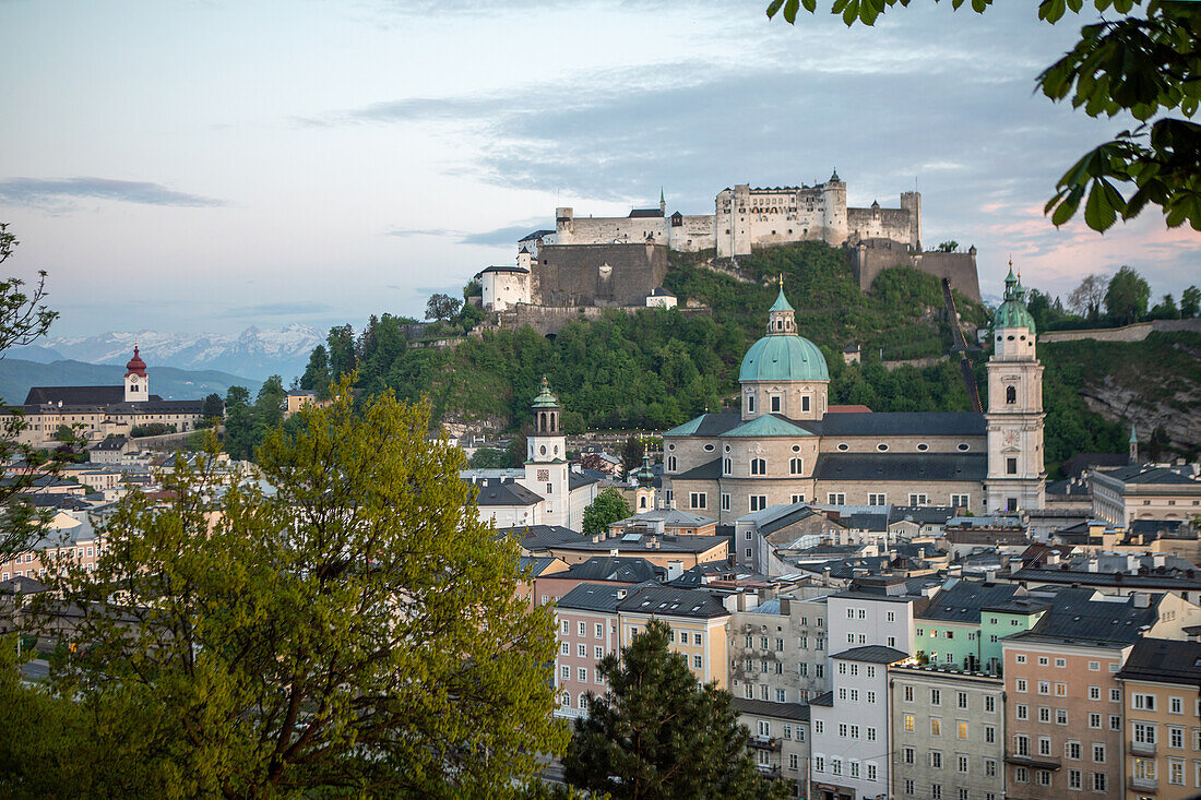 Blick auf die Altstadt und die Festung Hohensalzburg, Salzburg, Österreich