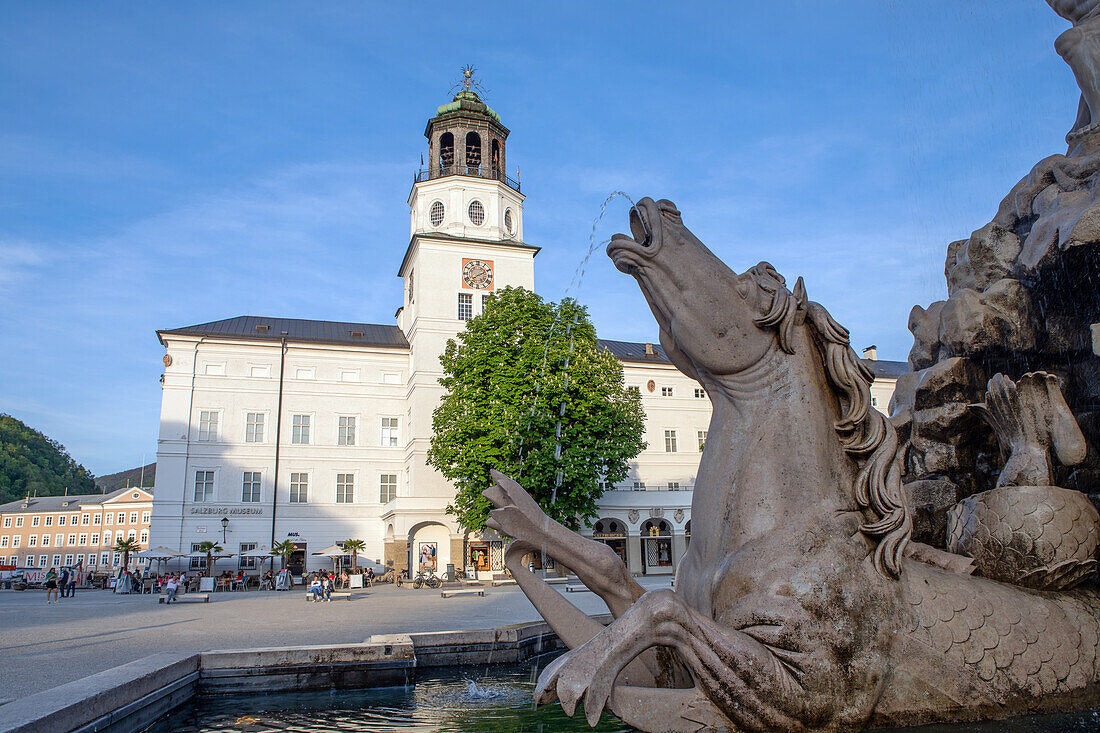 Salzburg Museum mit dem Salzburger Glockenspiel vom Residenzbrunnen aus gesehen, Salzburg, Österreich
