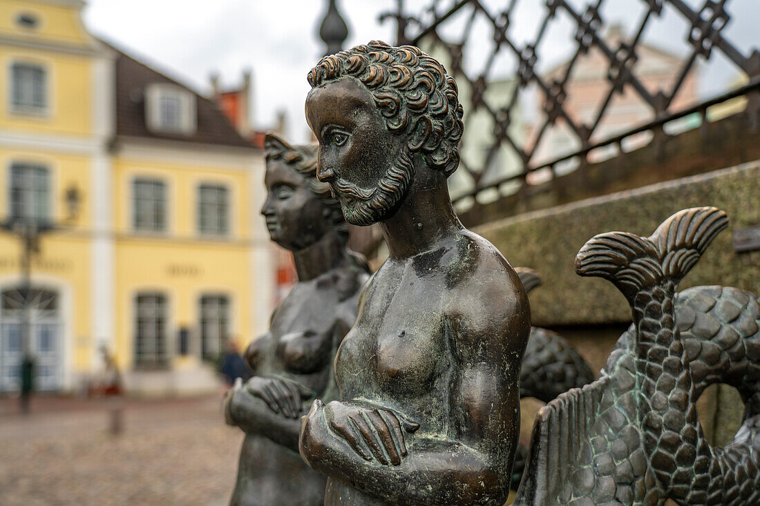 Bronzefiguren "Nix und Nixe" am Wahrzeichen Wasserkunst, Hansestadt Wismar, Mecklenburg-Vorpommern, Deutschland