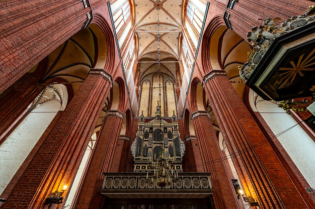 Innenraum und Orgel der Kirche St. Nikolai in der Hansestadt Wismar, Mecklenburg-Vorpommern, Deutschland