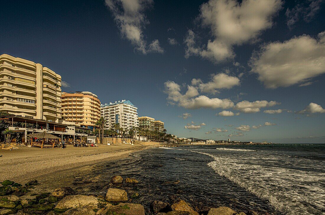 Strand von Marbella im Winter mit Strandpromenade, Strandcafé, Hotels und Appartementhäusern, Costa del Sol, Andalusien, Spanien
