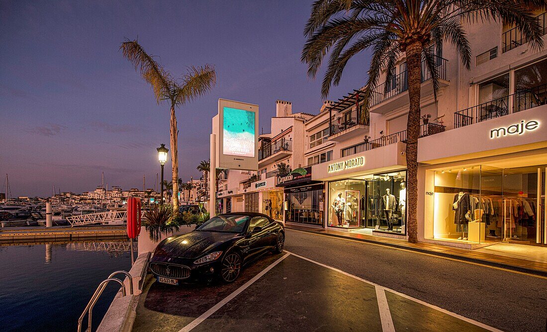 Morgens an der Promenade von Puerto Banús mit Schaufenstern von Luxusboutiquen am Yachthafen, Marbella, Costa del Sol, Andalusien, Spanien