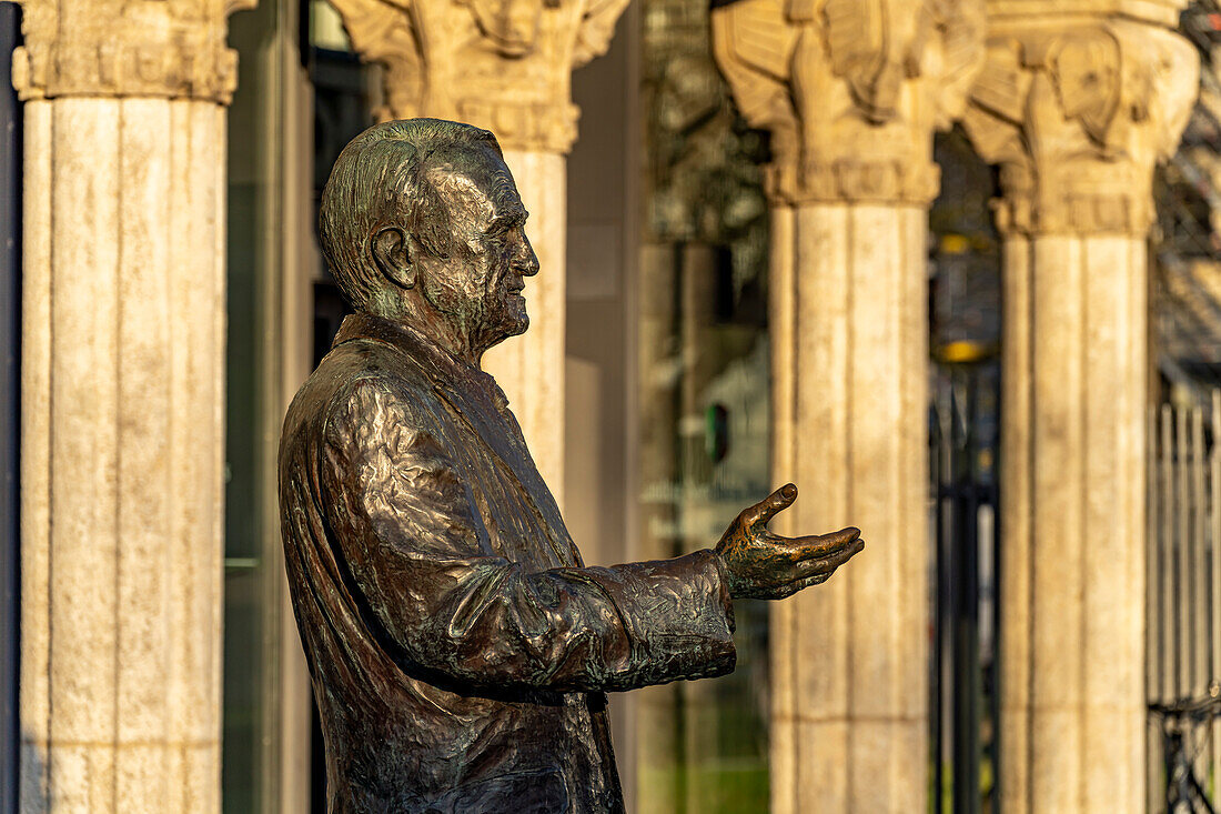  Johannes Rau sculpture in front of the Villa Horion in Düsseldorf, North Rhine-Westphalia, Germany, Europe 