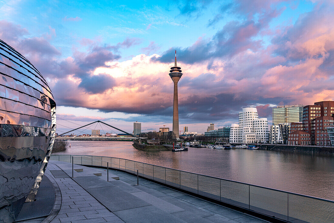 Blick von der Terrasse des Hyatt Hotel auf die Gehry-Bauten - Neuer Zollhof am Medienhafen und den Rheinturm in Düsseldorf, Nordrhein-Westfalen, Deutschland 
