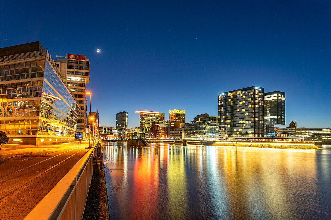 Moderne Hochhaus Architektur am Medienhafen Viertel in Düsseldorf in der Abenddämmerung, Nordrhein-Westfalen, Deutschland, Europa 