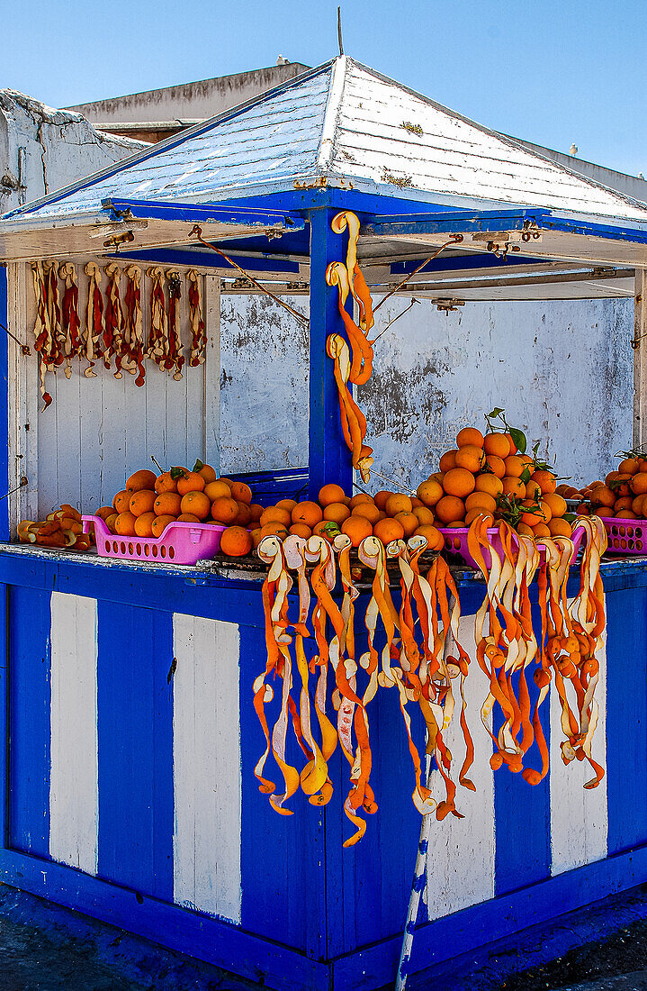 Verkaufsstand mit Orangen am Hafen von Essaouira, Marokko