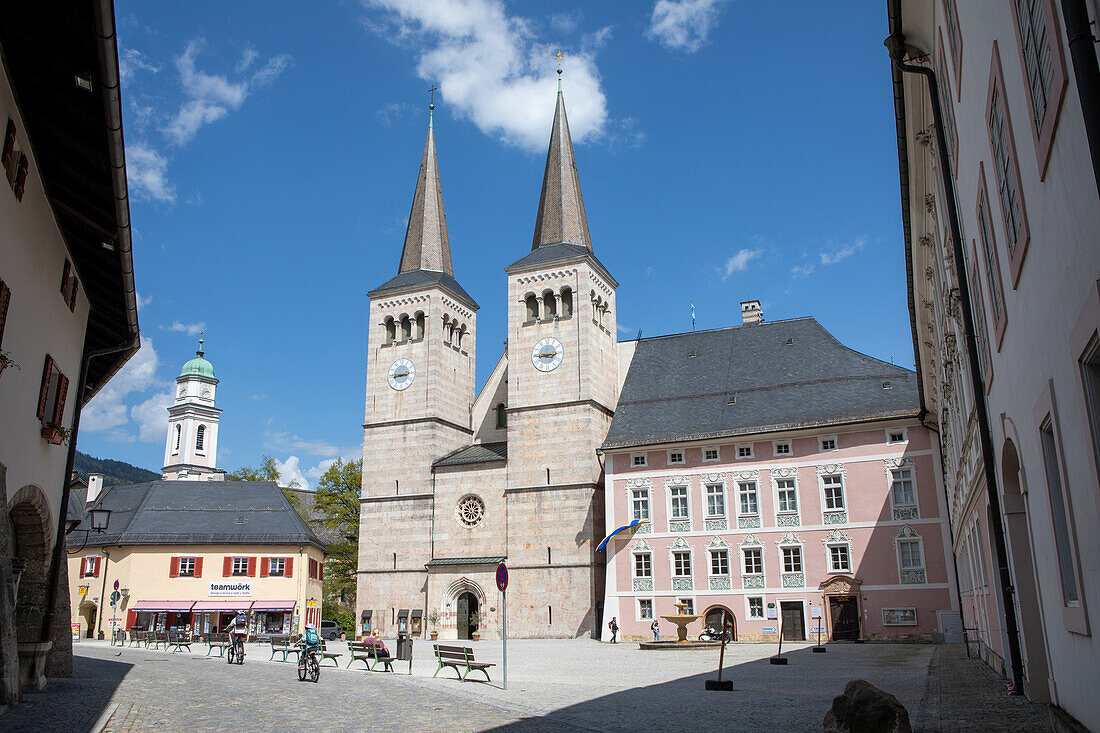 Schlossplatz, Königliches Schloss, Stiftskirche St. Peter und Johannes der Täufer, Berchtesgaden, Bayern, Deutschland