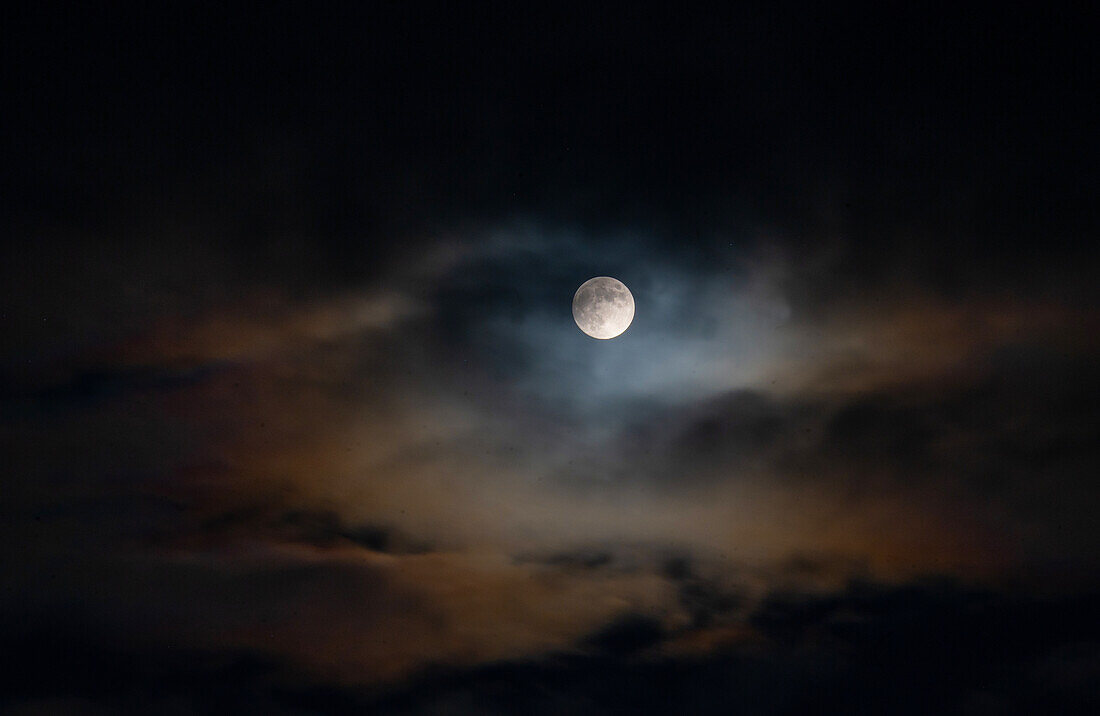 Vollmond, Mondschein mit Wolken bei Nacht
