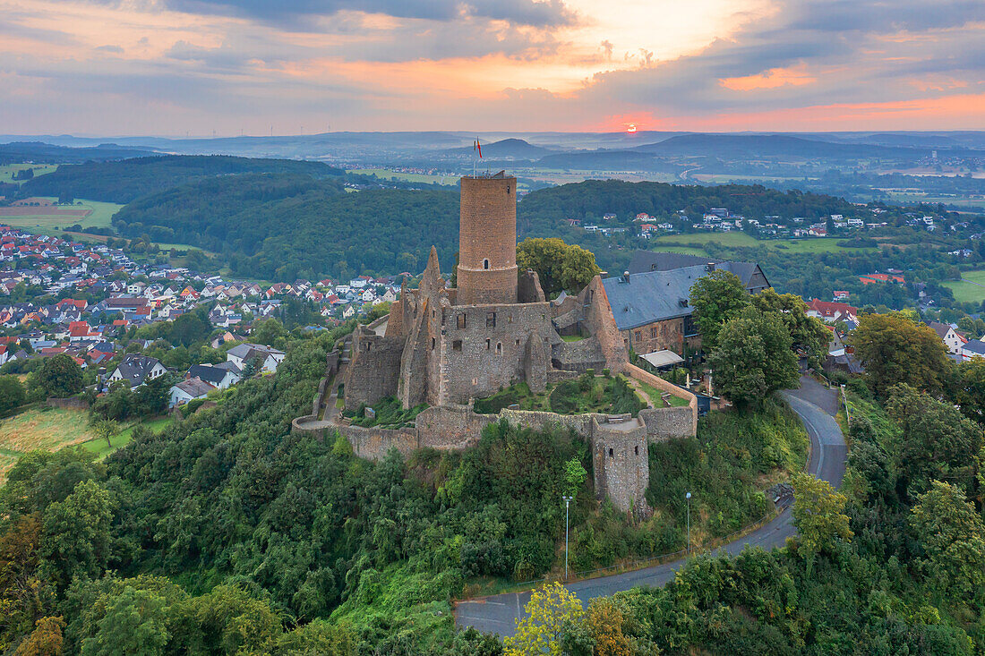 Luftansicht der Burg Gleiberg bei Sonnenaufgang, Krofdorf-Gleiberg, bei Gießen, Lahntal, Hessen, Deutschland