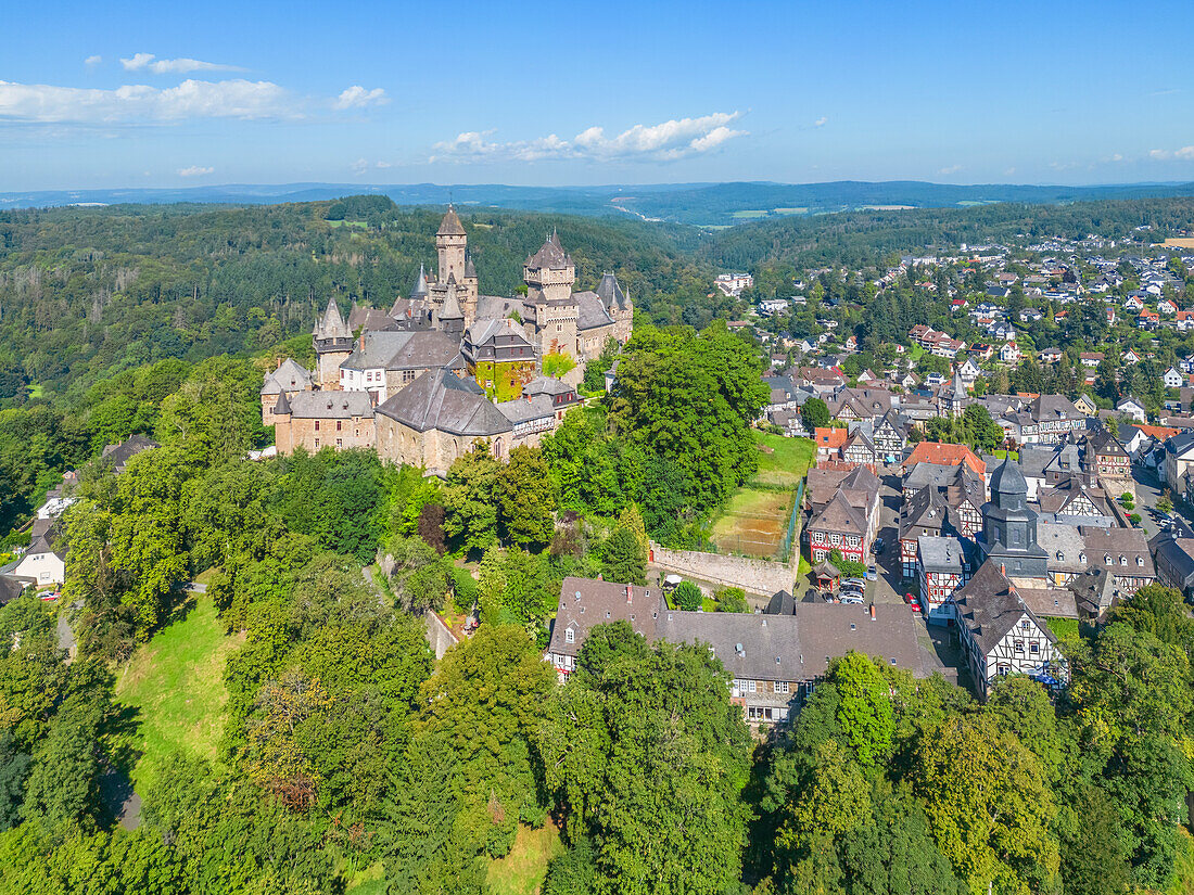 Luftaufnahme auf Schloss Braunfels mit Bergfried, Hubertusturm und Georgturm, Braunfels an der Lahn, Westerwald, Lahntal, Taunus, Hessen, Deutschland