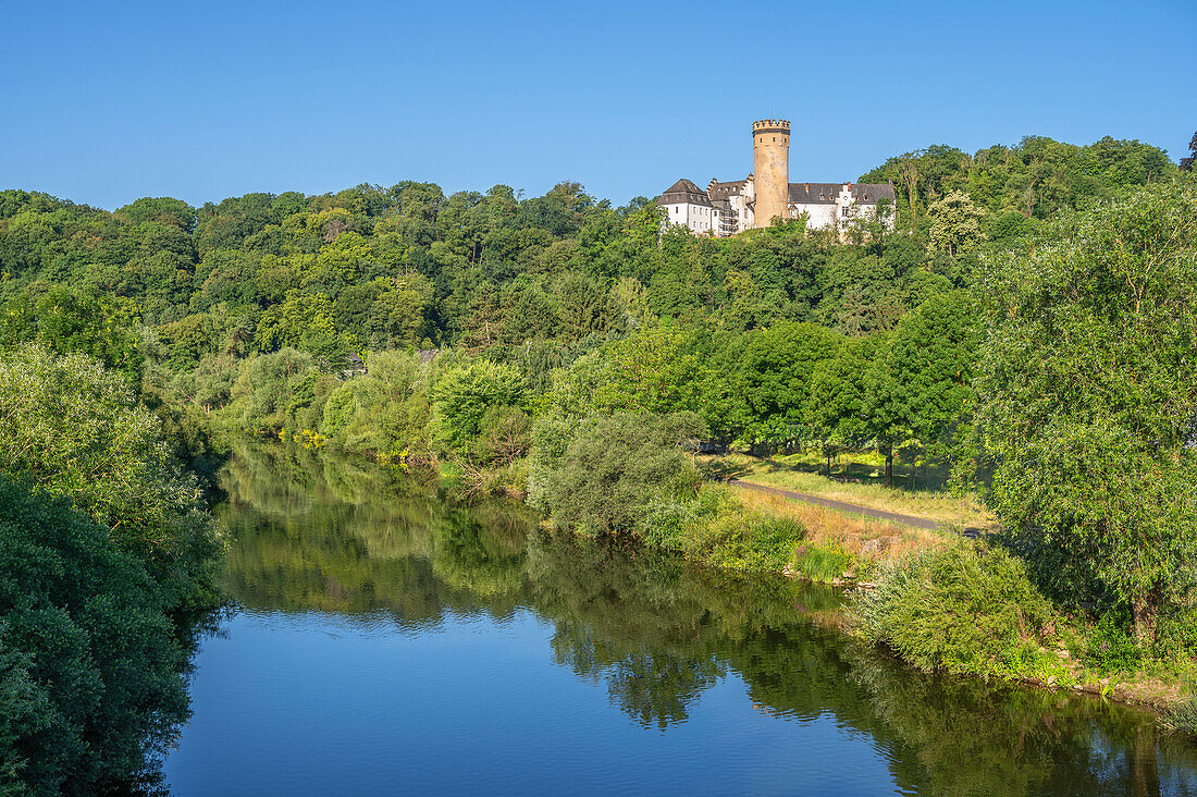 Blick über den Fluss Lahn zur Burg Dehrn, Dehrn, Ortsteil von Runkel, Westerwald, Lahntal, Hessen, Deutschland