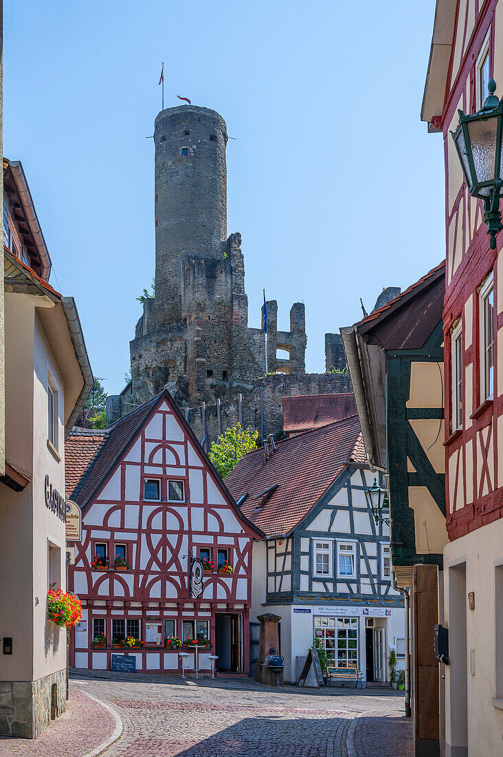 Altstadt und Blick zur Burgruine von Eppstein, Taunus, Hessen, Deutschland