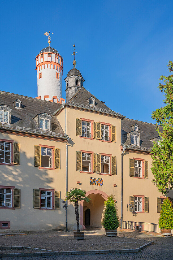 Innenhof und weisser Turm von Schloss Homburg, Bad Homburg vor der Höhe, Taunus, Hessen, Deutschland