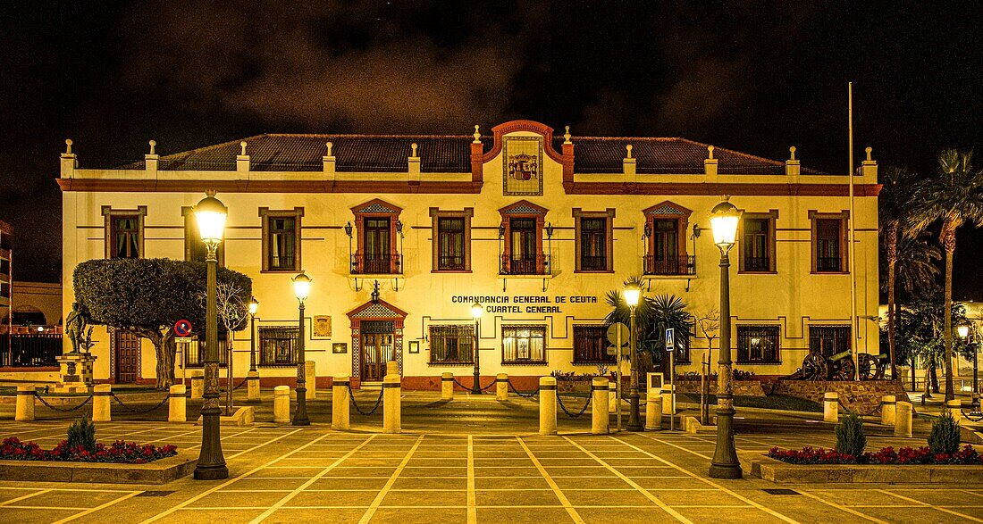 Gebäude der Miltärkommandantur Comandancia General an der Placa de África bei Nacht, Ceuta, Straße von Gibraltar, Spanien