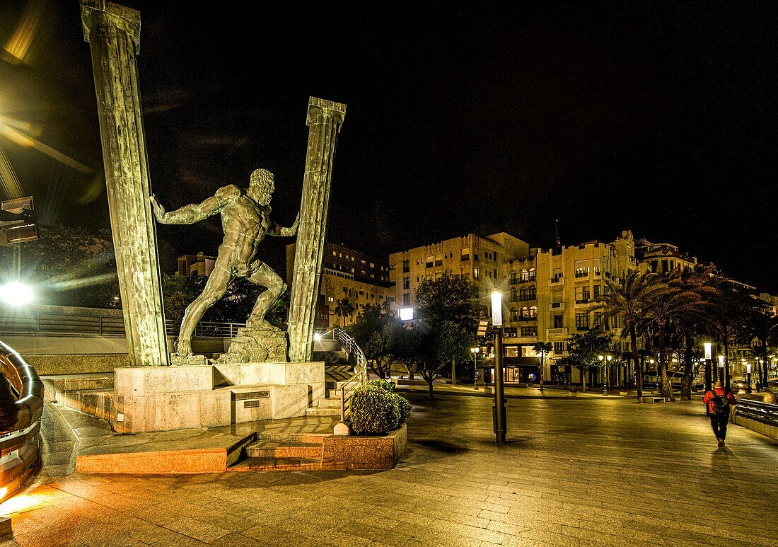 Statue der Säulen des Herkules an der Seepromenade von Ceuta bei Nacht, Straße von Gibraltar, Spanien