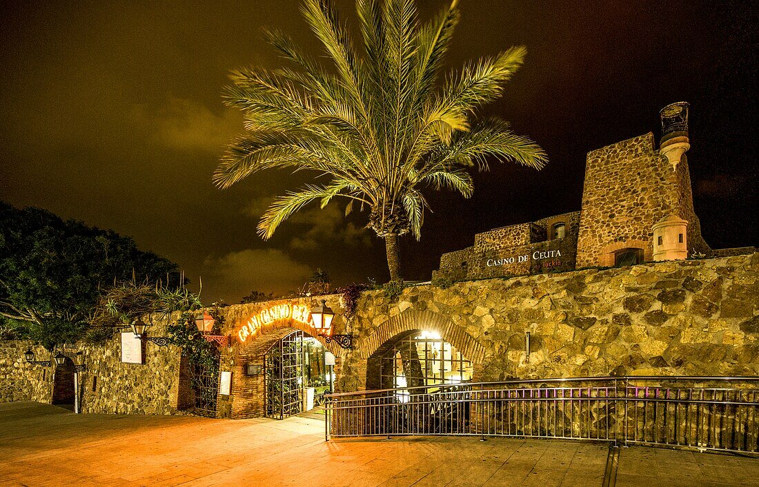 Casino von Ceuta im Parque Maritimo del Mediterráneo bei Nacht, Ceuta, Straße von Gibraltar, Spanien
