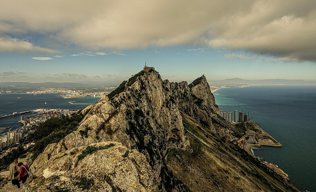 Panoramablick über den Felsen von Gibraltar, im Hintergrund die Bucht von Algeciras und die Costa del Sol, Britische Kronkolonie, Spanien