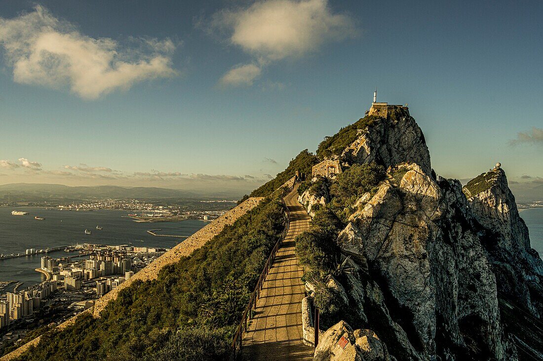 Wanderweg auf dem Felsen von Gibraltar mit Blick auf den Hafen und das Meer, Britische Kronkolonie, Iberische Halbinsel