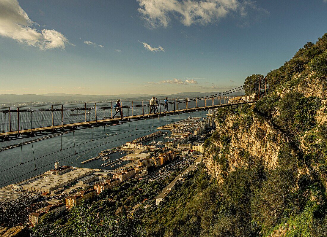 Touristen auf der Windsor Suspension Bridge im Upper Rock Nature Reserve, Blick auf den Hafen und den Atlantik, Gibraltar, Britische Kronkolonie, Iberische Halbinsel