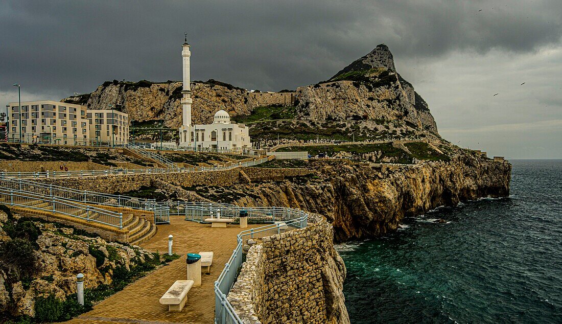 Europa Point im Morgenlicht mit Aussichtsterrasse, Moschee und Felsen von Gibraltar, Britische Kronkolonie, Iberische Halbinsel