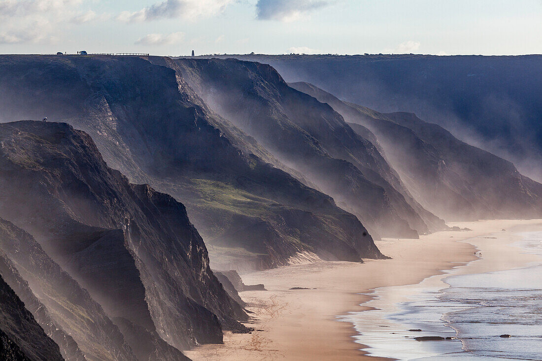 Steilküste und Wellen, Algarve, Portugal