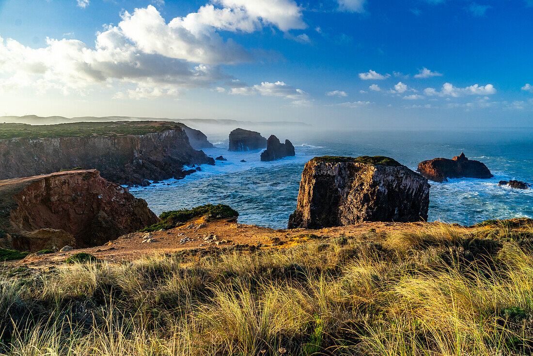 Steilküste und Brandung, Algarve, Portugal