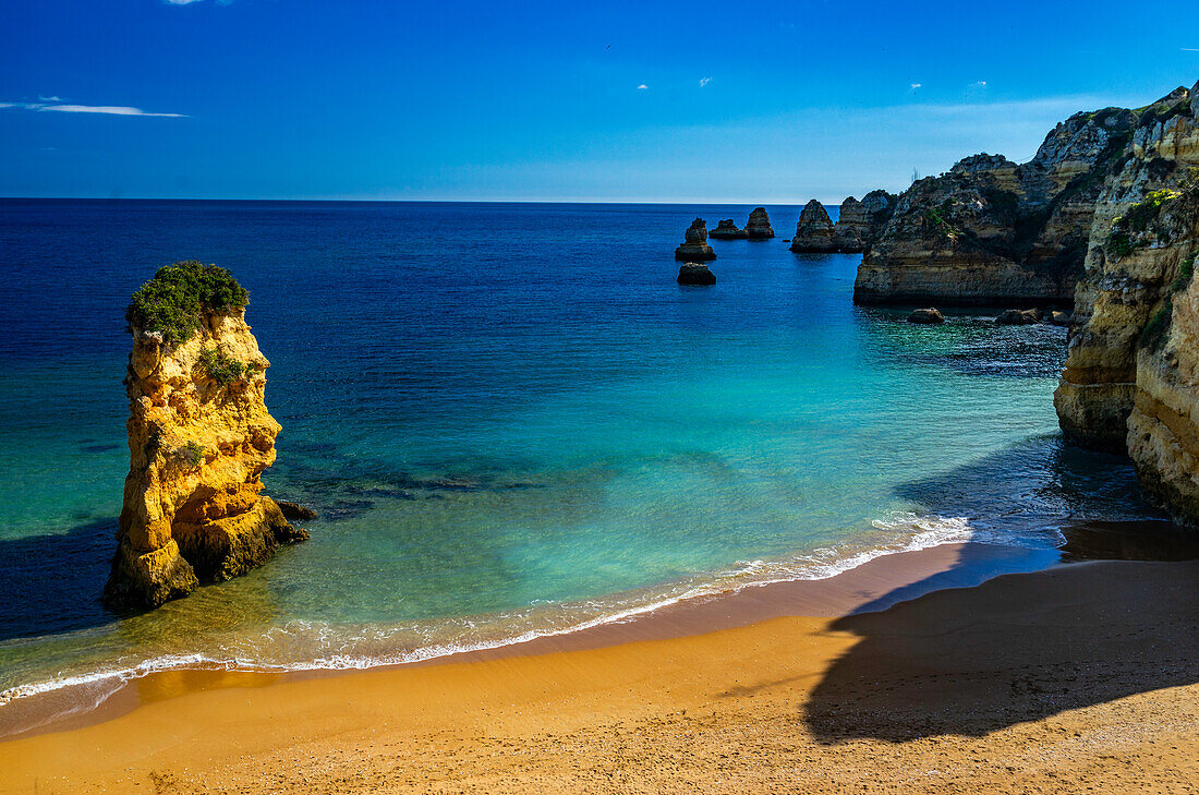 Steilküste mit Felsnadel, Algarve, Portugal