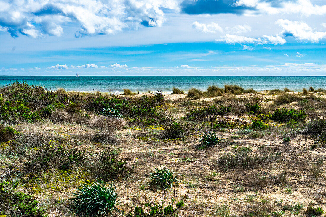 Meerblick und Segelboot, Algarve, Portugal