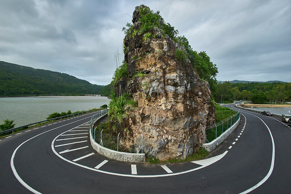 Kehre einer Straße um einen Felsen, Mauritius, Afrika