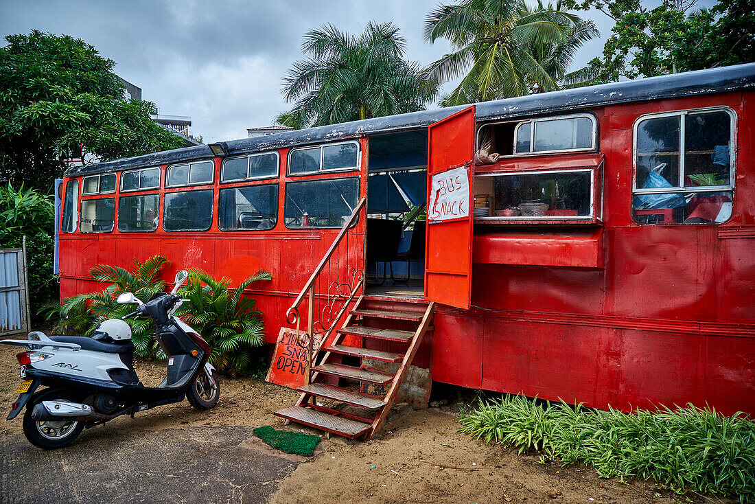 Ein roter Bus umgebaut zu einer Imbissbude, Mauritius, Afrika