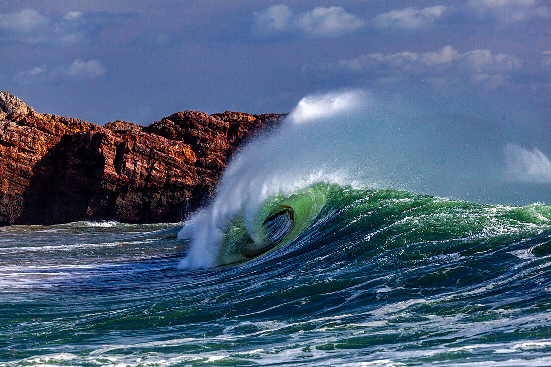 Wellen, Brandung an Felsen am Atlantik, West-Frankreich, Frankreich