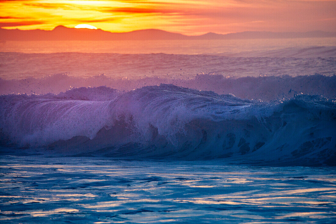 Sonnenuntergang über Wellen, Brandung am Atlantik, West-Frankreich, Frankreich