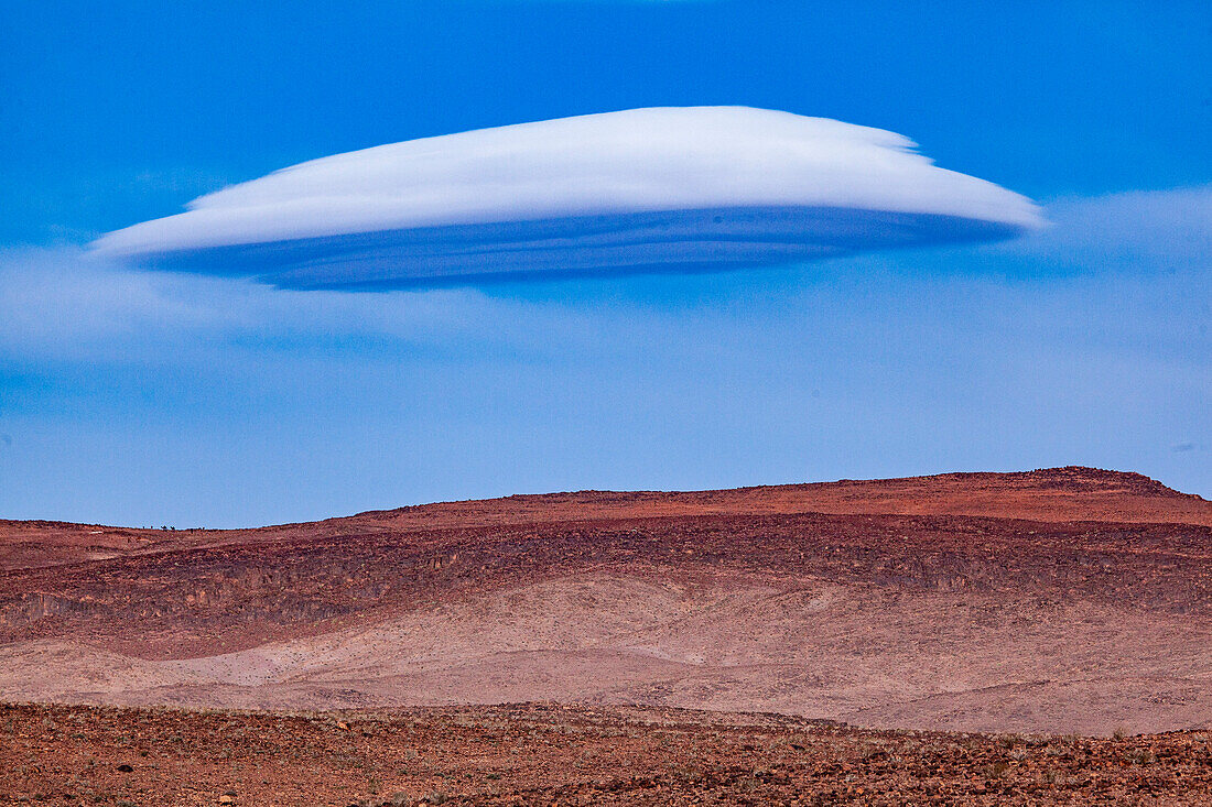 Wolke in steiniger Landschaft, Atlasgebirge, Marokko, Nordafrika